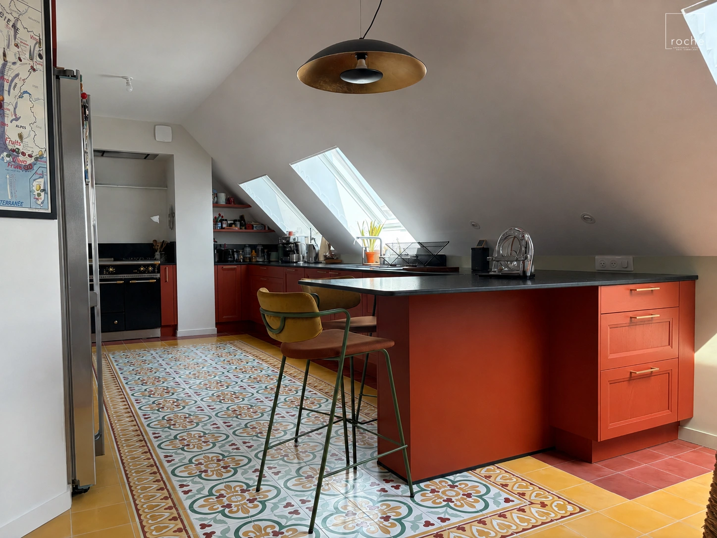 Cuisine LEICHT rouge et bois avec plan de travail en granit noir