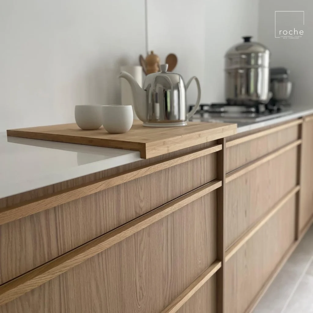 Détail des façades en bois clair et du plan de travail d’une cuisine contemporaine