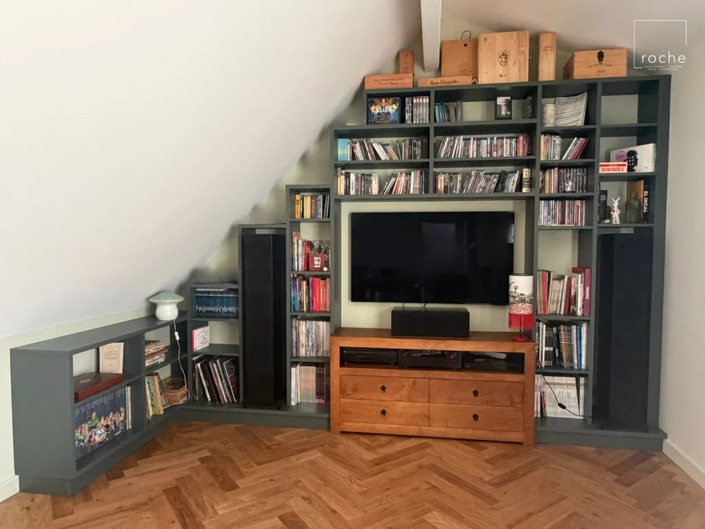 Bibliothèque sur mesure gris-vert avec niches ouvertes