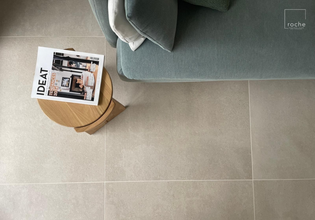 Carrelage clair dans un intérieur contemporain